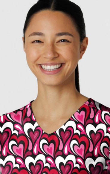 6147 WINK 2 Pocket V-Neck Print Top - Heart Flow