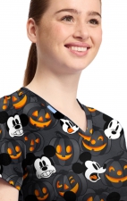 TF796 Tooniforms Haut Imprimé à Col en V avec 2 Poches par Cherokee - Scaredy Pumpkin