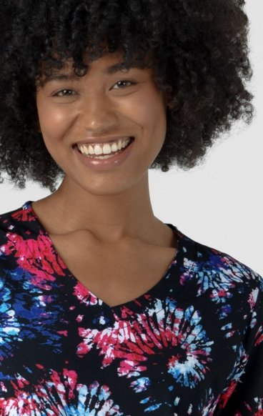 6347 WINK Women's 2 Pocket Curved V-Neck Print Top - Freedom Sparkle Black 6347 WINK Women's 2 Pocket Curved V-Neck Print Top - Freedom Sparkle Black